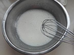 2. 牛奶加热至有点沸腾，同玉米油混合搅拌均匀