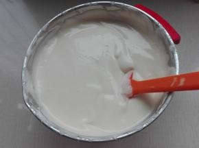 7. 分三次同蛋黄糊翻拌手法混合均匀
