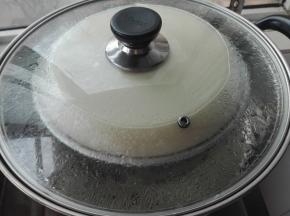 8. 倒入模具中，放入烧开的蒸锅，中小火蒸70分钟（锅的密封不是很严的话，上面包上保鲜膜）