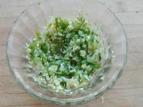 提前准备好葱沫，放点芝麻拌均匀