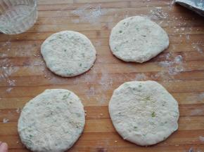 将两头捏紧，按压成饼