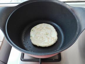 不沾锅，（热锅凉油）刷层底油，开始煎至两面金黄即可