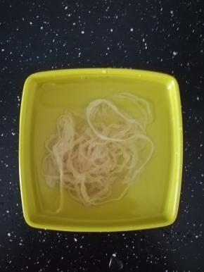 羊肠衣冷水加入料酒浸泡去腥。