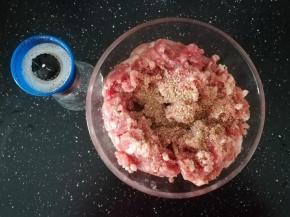 白胡椒用研磨瓶磨碎加入肉馅中。