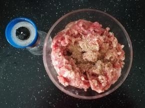 白胡椒用研磨瓶磨碎加入肉馅中。