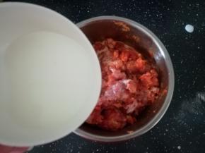 分次加入水淀粉，并搅拌均匀。