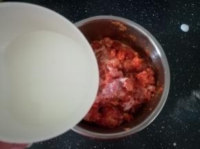 分次加入水淀粉，并搅拌均匀。