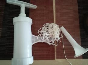 准备好灌肠器和棉线。