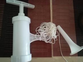 准备好灌肠器和棉线。