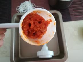 灌肠器内部灌满内馅。