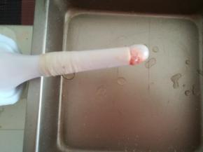 把肠衣套在出肉口，如果套的不顺畅，可以弄点肉馅在前面。