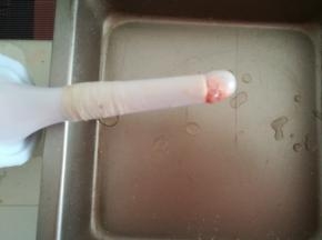 把肠衣套在出肉口，如果套的不顺畅，可以弄点肉馅在前面。