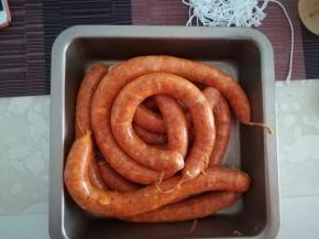 把肉馅都灌好。