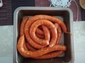 把肉馅都灌好。