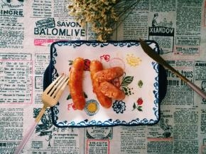 小宝一口气吃了两根。