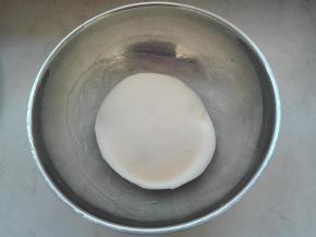 2.揉成光滑面团（面团开始有点粘）