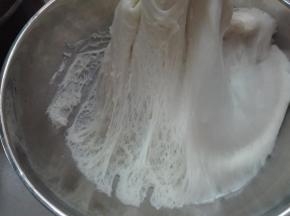 3.发酵至原面团两倍大，拉开，呈细腻蜂窝状态