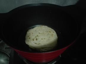 12.不粘锅刷层油，小火煎至两面金黄色