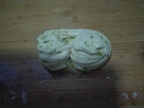 9.边抻长，边从两边卷起来