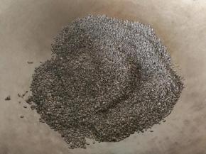 将黑芝麻用清水漂洗干净，刚入铁锅中小火炒熟，主要控制火候不要炒糊了。