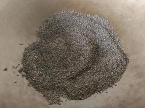 将黑芝麻用清水漂洗干净，刚入铁锅中小火炒熟，主要控制火候不要炒糊了。