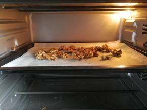 核桃去壳，放入烤箱中烤香。烤盘放入烤箱中层，不需要提前预热150度热风，烘烤5-6分钟左右。同理不要烤过头了。如果没有烤箱用炒锅也一样。
