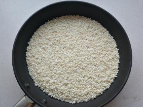 糯米和粳米淘洗干净，控干水分，放入不沾锅中炒熟。水分一定要提前控干，糯米粘性大，很容易粘锅，最好用不粘锅操作。也可以放入烤箱中小火烤熟。