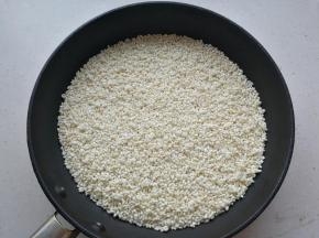 糯米和粳米淘洗干净，控干水分，放入不沾锅中炒熟。水分一定要提前控干，糯米粘性大，很容易粘锅，最好用不粘锅操作。也可以放入烤箱中小火烤熟。