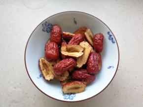 红枣从中间偏一点的位置剪开，去核备用。我用的是灰枣，也可以用其他红枣代替。这个米糊没有额外放糖，完全是靠红枣自带的甜味当做甜味剂的，红枣的用量根据自己喜欢来，喜甜的可以稍微多放一点。