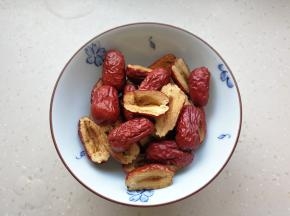 红枣从中间偏一点的位置剪开，去核备用。我用的是灰枣，也可以用其他红枣代替。这个米糊没有额外放糖，完全是靠红枣自带的甜味当做甜味剂的，红枣的用量根据自己喜欢来，喜甜的可以稍微多放一点。