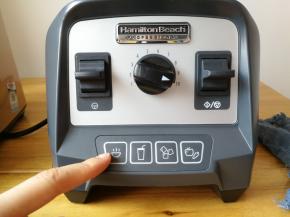 每样食材各取一半的分量，加入两碗纯净水，汉美驰破壁机选择第一个热汤功能。