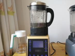 同时用另一台机器也做了一份好做个对比，这台机器是慢慢升温的，搅打一会停一会。最后25秒才开始连续搅打。杯壁和刀头下均残留一下未被打碎的食物。