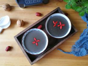 核桃，黑芝麻，红枣，糯米，粳米都是非常好的养生食材，补血，补肾，补钙，益智，乌发美容。自制的没有任何添加剂，也不需要额外放白糖或蜂蜜，口感又香又甜，一家人喝了对身体都很好。