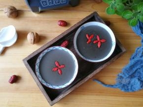 核桃，黑芝麻，红枣，糯米，粳米都是非常好的养生食材，补血，补肾，补钙，益智，乌发美容。自制的没有任何添加剂，也不需要额外放白糖或蜂蜜，口感又香又甜，一家人喝了对身体都很好。
