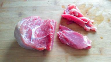 买回来的里脊肉放在冰箱冷冻2个小时，冻硬后比较好切，切成等量的细丝。