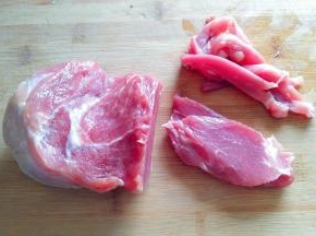 买回来的里脊肉放在冰箱冷冻2个小时，冻硬后比较好切，切成等量的细丝。