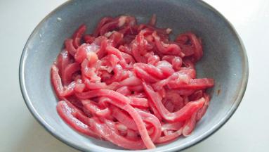 充分拌匀腌制15分钟。