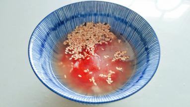 在准备一个碗，放入番茄酱，砂糖茶匙，芝麻，清水适量。