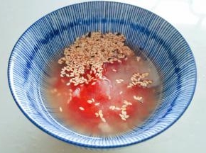 在准备一个碗，放入番茄酱，砂糖茶匙，芝麻，清水适量。