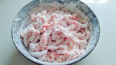 淀粉放入肉丝中，用筷子轻轻的挑散，让每一条肉丝都能裹上一层淀粉。