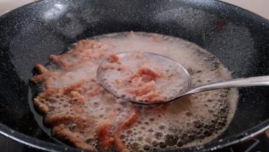 花生油烧7成热倒入里脊肉丝，中小火炸大约2分钟左右。