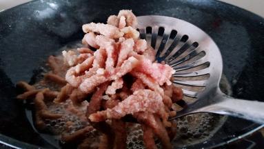 炸至肉丝发白捞出控油。