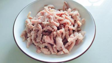 这个时候炸的肉还是软踏踏的，现在开始重新加热油温。