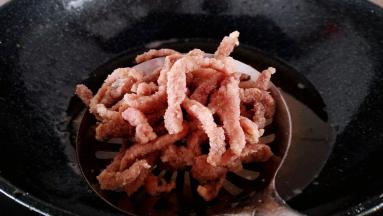 倒入里脊肉快速的复炸一次，炸大约5秒钟或者10秒钟左右快速捞出控油，这个复炸一次里脊肉就变的酥脆了。