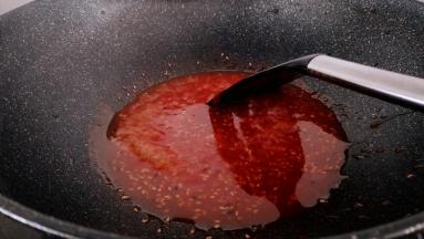 倒出炸油，然后倒入番茄汁，小火加热略微浓稠的阶段。