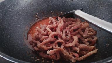 倒入里脊肉快速的翻炒。