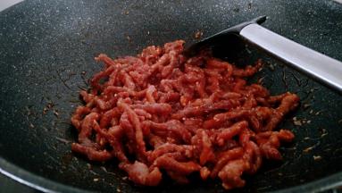 让没一条肉丝都裹上番茄汁。