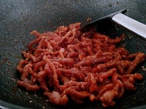 让没一条肉丝都裹上番茄汁。