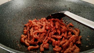 番茄汁收干快速出锅，不然时间长了肉丝就会变软。