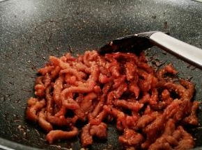 番茄汁收干快速出锅，不然时间长了肉丝就会变软。